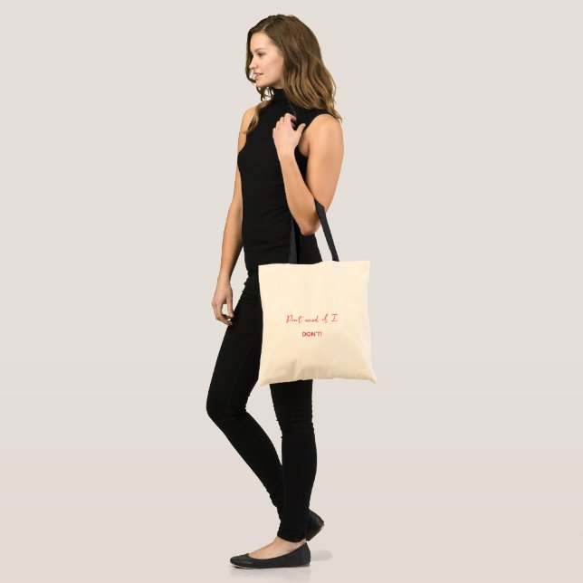 Bolsa Tote "Não Me Importo Se Eu Não": (VamosSerGrosseiros) B (Frente (modelo))