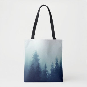 Bolsa Tote Névoa negra em pinheiros em encostas montanhosas.