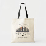 Bolsa Tote New York Wedding | Linha Skyline Estilizada<br><div class="desc">Um saco de tote de casamento único para um casamento que acontece na cidade de Nova Iorque. Este bolsa apresenta uma ilustração estilizada do horizonte único da cidade com seu nome embaixo. Esta é seguida pelas informações do dia do casamento em um estilo aberto igual.</div>