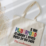 Bolsa Tote No recreio, tipografia, presente de professor mode<br><div class="desc">No recreio é onde passo a maior parte dos meus dias como presente de tipografia do arco-íris brilhante e colorida para professores. Mostre ao seu professor que você se importa com este útil Natal moderno ou presente de fim de mandato. Muito importantes peças e peitos de professores. Com a escrita...</div>