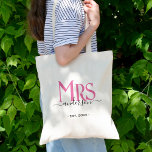 Bolsa Tote Noiva Rosa Esposa, Sra. Chá de panela de Casamento<br><div class="desc">Celebrar seu sagrado matrimônio com essa sacola fofa da Sra. tote para as esposas. Personalize-o adicionando seu sobrenome / sobrenome e data de aniversário de casamento. Fonte elegante rosa e preta. Excelente para um chá de panela ou aniversário / festa de janto de aniversário para uma esposa.</div>