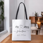 Bolsa Tote Noivado de casamento Sr. Sra. Nome Personalizado<br><div class="desc">O Sr. e a Sra. personalizaram sobrenome ou sobrenome com um saco de tote de coração feminino fofo com nome personalizado e data estabelecida que faz um presente personalizado e especial para um casamento,  aniversário,  Natal ou presente de noivado.</div>