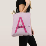Bolsa Tote Nome com Monograma de Letra Feminina em Script Mod<br><div class="desc">Eleve seu estilo cotidiano com esta bolsa tote de monograma personalizado. Com uma impressionante letra "A" rosa vibrante e uma elegante escrita que personaliza seu nome, esta tote combina minimalismo moderno com um toque feminino. Seu design espaçoso e durável a torna o acessório perfeito para qualquer ocasião - seja fazendo...</div>