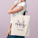 Bolsa Tote Nome da Bridesmaid do Casamento Personalizado Roxo<br><div class="desc">O saquinho personalizado elegante apresenta um design de tipografia monograma personalizado com o nome do script de caligrafia moderno e o monograma serif em cores roxa e preto lavanda. Inclui texto personalizado para um título de partido de noiva,  como "BRIDESMAID" ou outro texto preferido.</div>