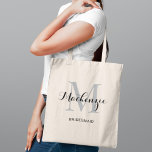 Bolsa Tote Nome da Bridesmaid Negra de Casamento Preto da Cin<br><div class="desc">O elíptico saco personalizado de tote de casamento apresenta um design de tipografia monograma personalizado com o nome do script de caligrafia moderno e o monograma serif em cinzas de prata e cores pretas. Inclui texto personalizado para um título de partido de noiva,  como "BRIDESMAID" ou outro texto preferido.</div>