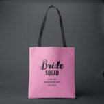 Bolsa Tote Nome da Equipe da Noiva Chá de Noiva Despedida de<br><div class="desc">Um design simples e elegante minimalista rosa e preto para um chá de noiva ou despedida de solteira. O texto de caligrafia é personalizável e pode ser alterado para a sua própria frase. Você pode alterar a fonte, cor da fonte, tamanho da fonte, espaçamento entre letras, cor do fundo e...</div>