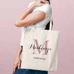 Bolsa Tote Nome de Bridesmaid do Casamento Personalizado de R<br><div class="desc">O saquinho personalizado elegante apresenta um design de tipografia monograma personalizado com o nome do script de caligrafia moderno e o monograma serif em rosa empoeirado / mauve cor-de-rosa e preto. Inclui texto personalizado para um título de partido de noiva,  como "BRIDESMAID" ou outro texto preferido.</div>