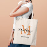 Bolsa Tote Nome de Bridesmaid do Casamento Personalizado Eleg<br><div class="desc">O elogioso saco personalizado de tote de casamento apresenta um design de tipografia monograma personalizado com o nome do script de caligrafia moderno e o monograma serif inicial em terracotta cor laranja escura e preto. Inclui texto personalizado para um título de partido de noiva, como "BRIDESMAID" ou outro texto preferido....</div>