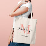 Bolsa Tote Nome de Bridesmaid do Casamento Personalizado Rosa<br><div class="desc">O saquinho personalizado elegante apresenta um design de tipografia monograma personalizado com o nome do script de caligrafia moderno e o monograma serif em cores rosa e preta de coral/salmão. Inclui texto personalizado para um título de partido de noiva,  como "BRIDESMAID" ou outro texto preferido.</div>