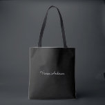 Bolsa Tote Nome de Script Negra Moderno Minimalista de Tendên<br><div class="desc">Um simples na moda personalizado design de tipografia de nome em uma fonte de script casual em preto e branco monocromático impressionante. O item perfeito para o minimalista. Um presente ou acessório de tendência para qualquer ocasião. Debra Valencia, uma artista visionária de padrões de superfície, designer de produtos e empresária...</div>