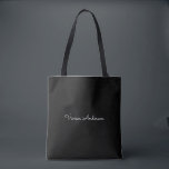 Bolsa Tote Nome de Script Negra Moderno Minimalista de Tendên<br><div class="desc">Um simples na moda personalizado design de tipografia de nome em uma fonte de script casual em preto e branco monocromático impressionante. O item perfeito para o minimalista. Um presente ou acessório de tendência para qualquer ocasião. Debra Valencia, uma artista visionária de padrões de superfície, designer de produtos e empresária...</div>