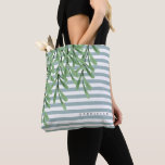 Bolsa Tote Nome do Adicionar Folha Verde da Aquarela<br><div class="desc">Esta bolsa de tote apresenta um gráfico de cor d'água de folhas verdes esbranquiçadas sobre um fundo listrado azul com na moda. O texto branco,  perto do fundo,  permite personalizar com seu nome.</div>