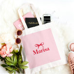 Bolsa Tote Nome do Arco Rosa e Vermelho Personalizado<br><div class="desc">Carregar seu essencial em estilo com este saco de tote de nome de arco rosa e vermelho personalizado. Apresentando um design de arco chic em rosa suave e vermelho em negrito, este saco de totas personalizado pode ser personalizado com seu nome ou iniciais para um acessório do tipo um. Feita...</div>