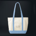 Bolsa Tote Nome do Bridesmaid Personalizado<br><div class="desc">Beachy azul,  na moda e saco de tota minimalista que apresenta "dama de honra" no estilo moderno. Personalize o nome cursivo do script com o nome da madrinha. Um saco de tote bonito que pode ser um favor de excelente para as suas damas de honra.</div>