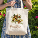 Bolsa Tote Nome do buquê botânico de queda<br><div class="desc">A atual brindura rústica dama de tota com presente no outono, apresentando ouro e flores de creme de marfim enferrujado com folhas e folhagem secas e um roteiro de tipografia química caprichosa. Personalize-o com seu nome na frente e com os nomes dos casais de casamento e a data no verso....</div>