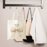 Bolsa Tote Nome do creme de arco Bridesmaid<br><div class="desc">Decorado com um arco grande,  colorido creme. Personalize e adicione o nome da dama de honra.</div>