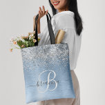 Bolsa Tote Nome do Monograma da Glitter de Prata de Metal Bru<br><div class="desc">Personalize facilmente este design de saco de tota de chico moderno com brilho prateado bonito em um fundo metálico azul escovado.</div>