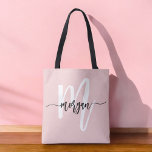 Bolsa Tote Nome do Monograma da Rapariga do Script Moderno do<br><div class="desc">O Tote Bag (Tote Bag) do Nome da Rapariga do Script Moderno, cor-de-rosa Na moda, é a mistura perfeita de moda e função. Apresentando um fundo cor-de-rosa suave e um monograma personalizado em uma fonte moderna de escrita, esta bolsa de tote adiciona um toque chic personalizado ao seu estilo do...</div>