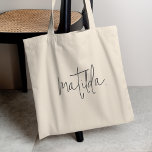 Bolsa Tote Nome do Monograma Moderno de Script Manuscrito<br><div class="desc">Saco simples, na moda e de tendências em uma fonte moderna escrita à mão, no estilo de design minimalista escandinavo 'scandi'. Este produto pode ser facilmente personalizado com o seu nome ou o nome de um ente querido para o presente perfeito para um aniversário, festa de galinha, casamento, natal e...</div>