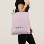 Bolsa Tote Nome do Monograma Personalizado Rosa Rosa Rosa Sim<br><div class="desc">Menina Feminina: Simples Limpar, Simples, O Nome Do Monograma Cor-de-Rosa Signature Script Personalizado Tote Bag. Este design com seu primeiro nome em um estilo bonito, escrito à mão, estilo swash tail assinatura tipografia (ou caligrafia) em cor-de-rosa poeirado pastel ou cor-de-rosa claro e pincelado. presente feminina excelente para aniversário, casamento, Natal,...</div>