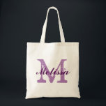 Bolsa Tote Nome do Monograma Personalizado Roxo<br><div class="desc">Nome Monograma Personalizado Tote Bag Roxo. Design de logotipo Elegante monograma com iniciais de letras monogramas em uma fonte vírgula e nome em uma fonte de script púrpura escura. Substitua facilmente as iniciais do monograma de modelo e o nome pelo seu próprio. Ideia de presente bonitinha para todos num casamento,...</div>