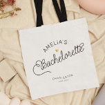 Bolsa Tote Nome Dourado do Script Moderno da Festa de solteir<br><div class="desc">Este saco moderno com uma caligrafia casual minimalista com a design de leitura BACHELORETTE de um guião gráfico, assim como o nome personalizado da sua madrinha de casamento, dama de honra ou outros convidados do partido, apresenta linhas limpas para criar uma aparência elegante e sofisticada. O estilo subestimado com o...</div>