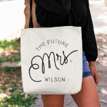 Bolsa Tote Nome Dourado do Script Moderno da futura SRA. Brid<br><div class="desc">Esta mochila moderna com uma design de caligrafia casual minimalista com script de chic lendo A FUTURA MRS. assim como seu nome personalizado apresenta linhas limpas para criar uma aparência elegante e sofisticada. O estilo subestimado com o pequeno detalhe do coração de ouro impresso adiciona um toque de sofisticação ao...</div>