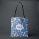 Bolsa Tote Nome e padrão colorido de espaço para envio de fog<br><div class="desc">Este saco de brinquedos de crianças maravilhosas apresenta um lindo e colorido padrão desenhado pela mão no espaço, com navios de foguete, astronautas, planetas e estrelas no mix. O design também tem um lugar para você adicionar seu nome de garotos. Perfeito para qualquer criança ou criança, ou para uma nova...</div>