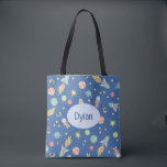 Bolsa Tote Nome e padrão colorido de espaço para envio de fog<br><div class="desc">Este saco de brinquedos de crianças maravilhosas apresenta um lindo e colorido padrão desenhado pela mão no espaço, com navios de foguete, astronautas, planetas e estrelas no mix. O design também tem um lugar para você adicionar seu nome de garotos. Perfeito para qualquer criança ou criança, ou para uma nova...</div>