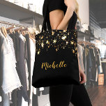 Bolsa Tote Nome elegante das estrelas douradas negras<br><div class="desc">Um fundo preto com uma cascata de estrelas brilhantes de ouro,  um pouco de bexiga e luxo. Ouro e modelo para o seu nome.</div>