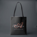 Bolsa Tote Nome em Script Elegante Rosa Coral Menina Monogram<br><div class="desc">Personalize sua linda bolsa de compras preta com monograma da moda! O texto abaixo pode ser personalizado para a frase de sua preferência ou até mesmo seu nome completo; você também pode excluí-lo se preferir. Se precisar de ajuda, por favor, nos avise em belytaliarecipes@gmail.com, e ficaremos felizes em ajudar. ©...</div>