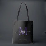 Bolsa Tote Nome inicial do script do violeta violeta preto ro<br><div class="desc">Monograma violeta roxa preto moderno Nome de Script Elegante Nome Tota Inicial</div>