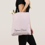 Bolsa Tote Nome Monograma Personalizado com Letra de Forma St<br><div class="desc">Bolsa Tote Personalizada Feminina Minimalista Simples Limpa Rosa Bege com Nome Monograma Assinatura Letra Cursiva. Este design apresenta um nome personalizado em uma fonte de letra manuscrita bonita e cursiva, tipografia de assinatura (ou caligrafia) em um fundo rosa poeira pastel ou rosa bege claro. Ótimo presente feminino para aniversário, casamento,...</div>