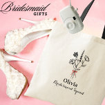 Bolsa Tote Nome Personalizado, Arco Rustic Flower, Bridesmaid<br><div class="desc">Apresentando nossa "Brigada de Bridesmaid" Personalizada Tote Bag - a combinação perfeita de estilo, praticidade e apreciação sincera. Projetada com amor e elegância, esta mochila moderna apresenta "Praça das Bridesmaid" em uma bela letra de roteiro e pode ser personalizada com o nome da sua dama de honra, fazer-a como uma...</div>