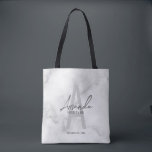Bolsa Tote Nome Personalizado da Bridesmaid do Script de Ângu<br><div class="desc">Moderno Minimalista Monograma e Presentes de Nome Personalizados Este design apresenta o nome personalizado da madrinha de cinza no estilo de fonte e monograma do script de escrita manual moderno da cinza clara estilo de fonte sans moderno como fundo, com detalhes de casamento no estilo de fonte sans serif moderno...</div>
