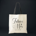 Bolsa Tote Nome Personalizado da futura Sra. Bag Tote Casado<br><div class="desc">A futura sra de Tote de Casamento de Nome Personalizado da Sra. Personalizada - A sacola de tote personalizada apresenta a tipografia moderna do script e é personalizada com o seu futuro sobrenome. A fonte é acentuada com um anel de noivado. Mostrado em preto e branco.</div>
