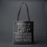 Bolsa Tote Nome Personalizado de Bridesmaid Branco Moderno<br><div class="desc">Personalizado Black and White Bridesmaid Name Custom Tote Bag com texto e texto editáveis para sua data,  destino ou local,  nome e citação divertida,  como "vestimenta,  bebe fetcher,  sanity keeper",  faz uma manutenção divertida e útil para todas as suas damas de honra.</div>