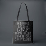 Bolsa Tote Nome Personalizado de Bridesmaid Branco Moderno<br><div class="desc">Personalizado Black and White Bridesmaid Name Custom Tote Bag com texto e texto editáveis para sua data,  destino ou local,  nome e citação divertida,  como "vestimenta,  bebe fetcher,  sanity keeper",  faz uma manutenção divertida e útil para todas as suas damas de honra.</div>