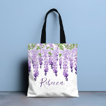 Bolsa Tote Nome Personalizado de Wisteria de Aquarela<br><div class="desc">Este design apresenta elegantes flores de wisteria de aquarela em lavanda macia e roxo com folhas verdes em um fundo branco com seu nome abaixo em um roteiro de na moda púrpura. Personalize editando o texto na caixa de texto. Projetado para você pelo Evco Studio www.zazzle.com/store/evcostudio #casamento #batmitzvah #festa #presentes...</div>