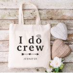 Bolsa Tote Nome Personalizado Diamond I Do Crew Casamento<br><div class="desc">Saco de tote para a sua equipe de casamento com "Eu faço equipe" escrito em uma serifa ousada onde um brilhante diamante transforma o o em um anel de noivado. Adicione o nome da sua dama de nozes,  madrinha de casamento,  florista ou qualquer papel que ela tenha!</div>