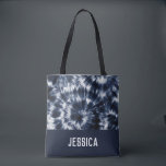 Bolsa Tote Nome Personalizado do Corante de Gravação do Azul<br><div class="desc">Pode ser totalmente personalizado para atender às suas necessidades.
© Gorjo Designs. Feito para você através da plataforma Zazzle. 

// Precisa de ajuda para personalizar o seu design? Tem outras ideias? Sinta-se à vontade para me contactar (Zoe) diretamente.</div>