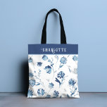 Bolsa Tote Nome Personalizado do Floral Botânico Azul Elegant<br><div class="desc">O Elegante Blue Botanical Floral Personalised Name Tote Bags apresenta um padrão floral botânico azul-aquoso com seu nome personalizado em tipografia elegante de script de caligrafia. Perfeito como presente para Natal,  aniversários,  Dia de as mães,  feriados e muito mais. Concebido por © Evco Studio www.zazzle.com/store/evcoholidays</div>
