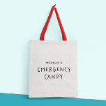 Bolsa Tote Nome Personalizado Moderno - Doces de Emergência d<br><div class="desc">Esta mochila de tote é perfeita para qualquer amante de doces que queira manter seus doces doces próximos. Apresentando tipografia divertida e moderna que diz "CANDY DE EMERGÊNCIA" em letras negrito manuscritas, esta bolsa de tote certamente irá pegar o olho de quem a vir. O que torna esta bolsa de...</div>
