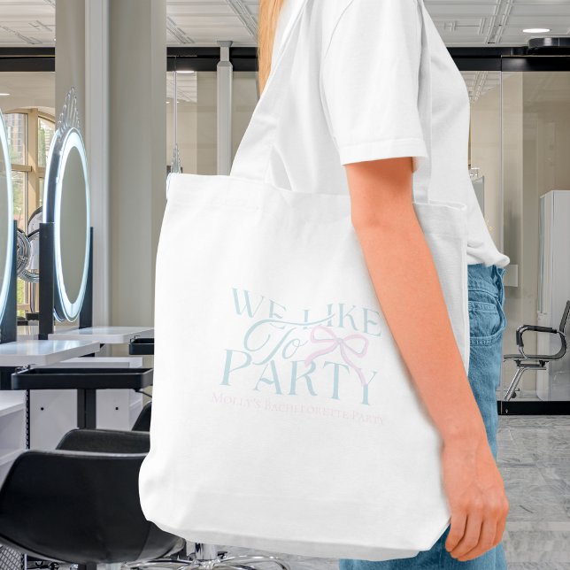 Bolsa Tote Nós Gostamos de Festa Laço Azul Damas de Honra (We like to Party tote bag with modern serif font – perfect for bridesmaid proposals!)