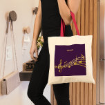 Bolsa Tote Notas de ouro roxo: nome monograma<br><div class="desc">Simples e elegante para um amante de música! Fundo roxo com notas falsas de ouro. Modelo para seu nome,  script de estilo com letra ouro.</div>