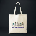 Bolsa Tote Nova York Hanukkah NYC Chanukah Holiday Tote Bag<br><div class="desc">Apresenta uma ilustração original de caneta e tinta de vários pontos de referência "vestidos" para a temporada de férias. Perfeito para Hanukkah!</div>