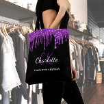 Bolsa Tote O brilho púrpura preto goteja as iniciais do monog<br><div class="desc">Um fundo preto elegante. Decorado com púrpura de brilho,  pintura pingando aparência. Personalize e adicione seu primeiro nome,  iniciais do monograma e nome do cheio. O nome é escrito com um script de estilo manuscrito.</div>
