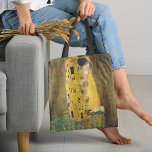 Bolsa Tote O Klimt Beijo<br><div class="desc">Bag Klimt Tote - Este saco excitante apresenta o trabalho de arte do pintor austríaco Gustav Klimt The Kiss. O trabalho de arte de 1907 retrata um casal trancado na intimidade, enquanto o resto da pintura se dissolve em um padrão chimpanzé e extravagante. Mantenha seu essencial à mão com este...</div>