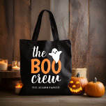 Bolsa Tote O nome da família Boo Crew Halloween Black Orange<br><div class="desc">A família moderna que combina com o design da bolsa de doces de Halloween apresenta o texto "The Boo Crew" em letras laranja e brancas com um pequeno sotaque fantasma. Ordene os membros da sua tripulação. Personalize o monograma personalizado com um nome individual ou nome de família.</div>