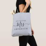Bolsa Tote O Nome Personalizado Do Script Da Sra. Chic Futuro<br><div class="desc">Futuro,  o nome personalizado moderno pastel tote bag com o texto Sra. em caligrafia elegante não preta. Basta acrescentar o nome casado da noiva para ser e o presente perfeito para o chá de panela está pronto para você dar. Desenvolvido exclusivamente para você pelo Happy Dolphin Studio.</div>